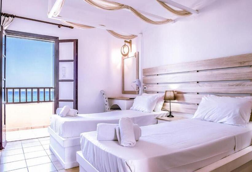 غرفة عائلية مطلّة علي البحر, Porto Greco Village Beach