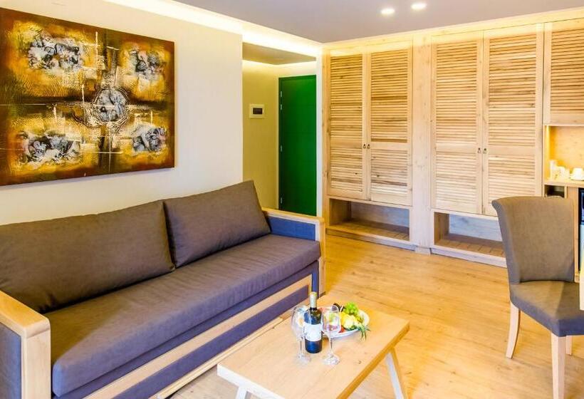 جناح, Porto Greco Village Beach