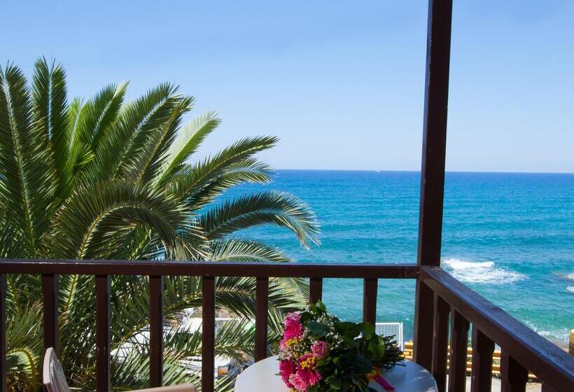 غرفة عائلية مطلّة علي البحر, Porto Greco Village Beach