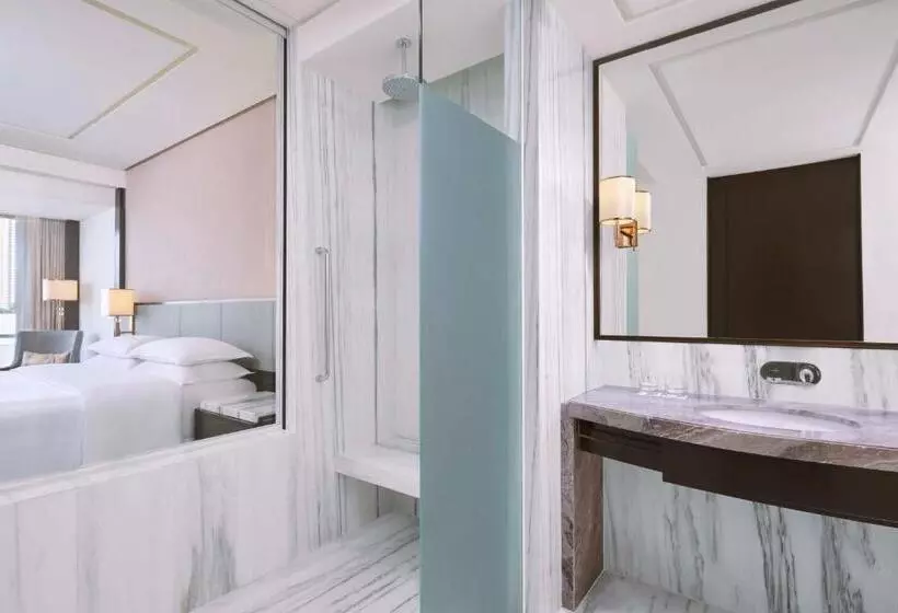 キングサイズベッドのスタンダードルーム, Sheraton Grand Jakarta Gandaria City
