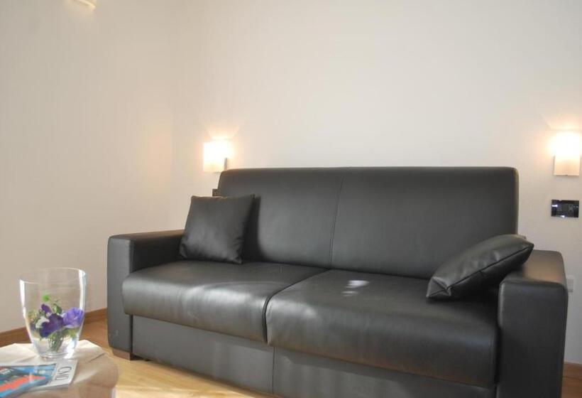 带河湖景观的轻年套房, Villa Belvedere Como Lake Relais