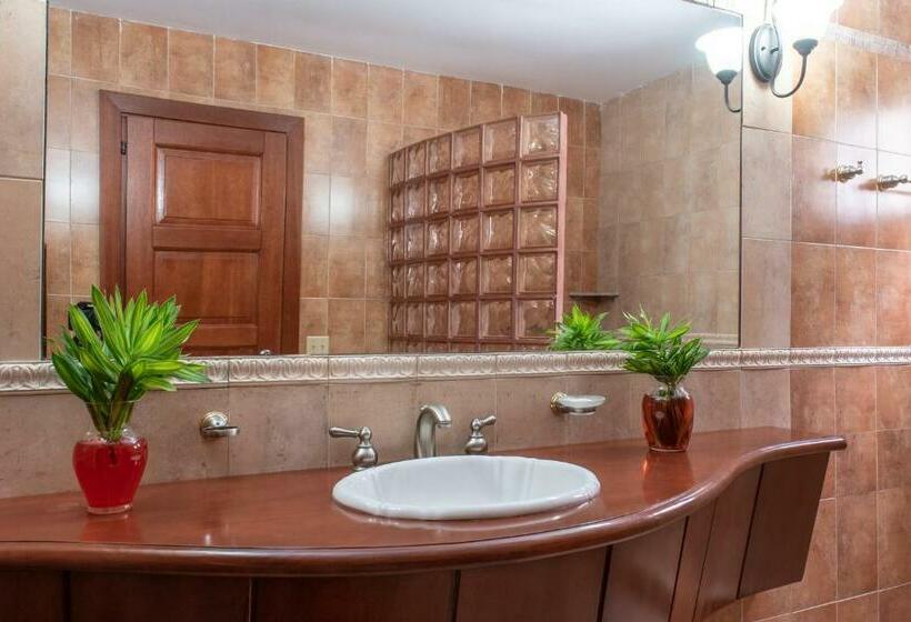 اتاق استاندارد چهارنفره با بالکن, West Bay Colonial