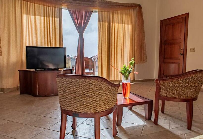 سوئیت با بالکن, West Bay Colonial