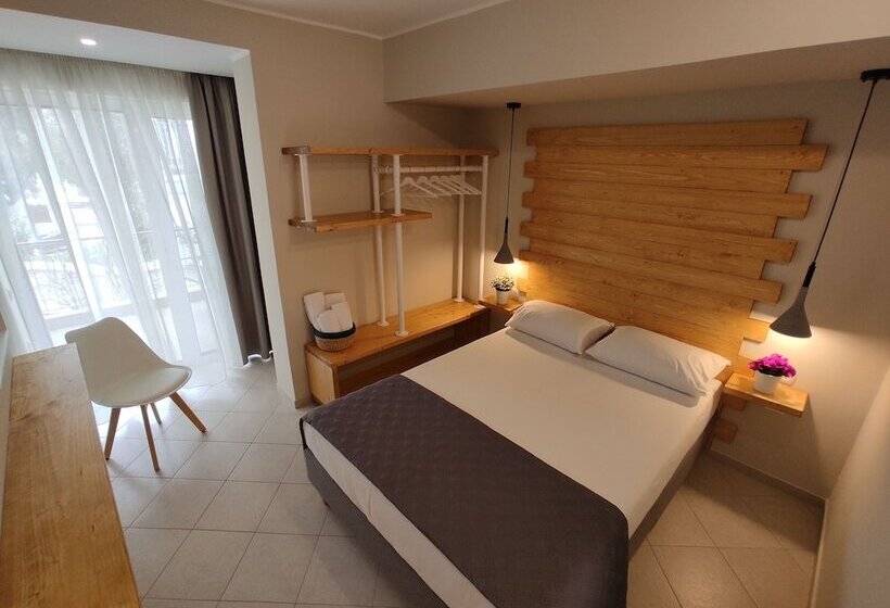 디럭스 룸, Vasilis Studios