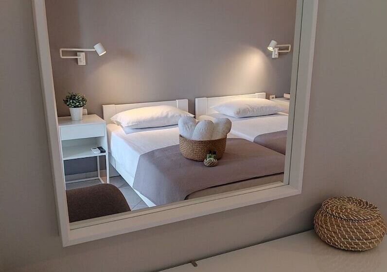 디럭스 룸, Vasilis Studios