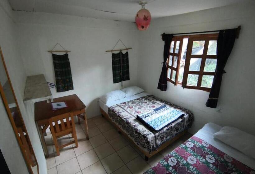 اتاق استاندارد سه تخته با سرویس بهداشتی مشترک, Ati Hostel & Beach Club