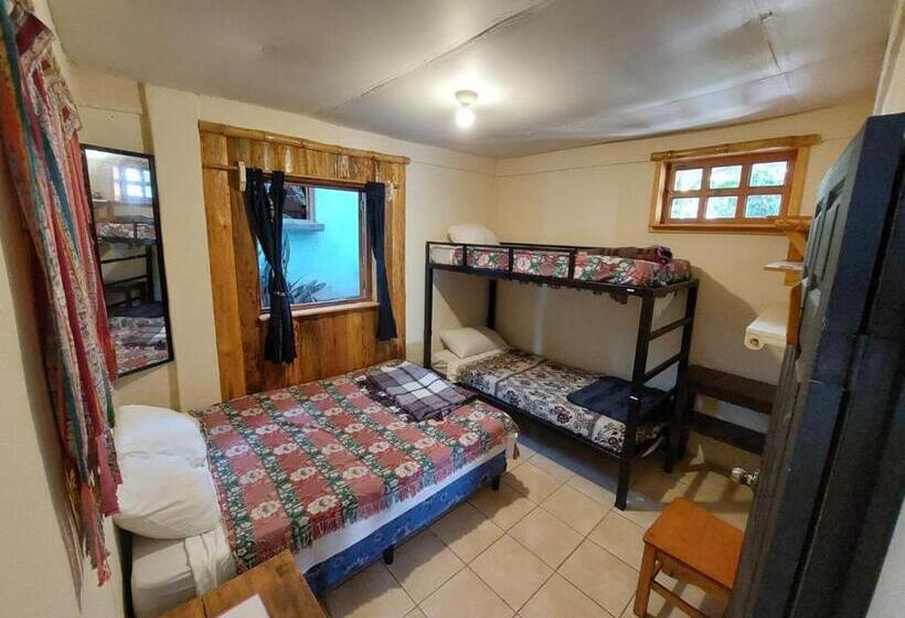 اتاق استاندارد چهارنفره با سرویس بهداشتی مشترک, Ati Hostel & Beach Club
