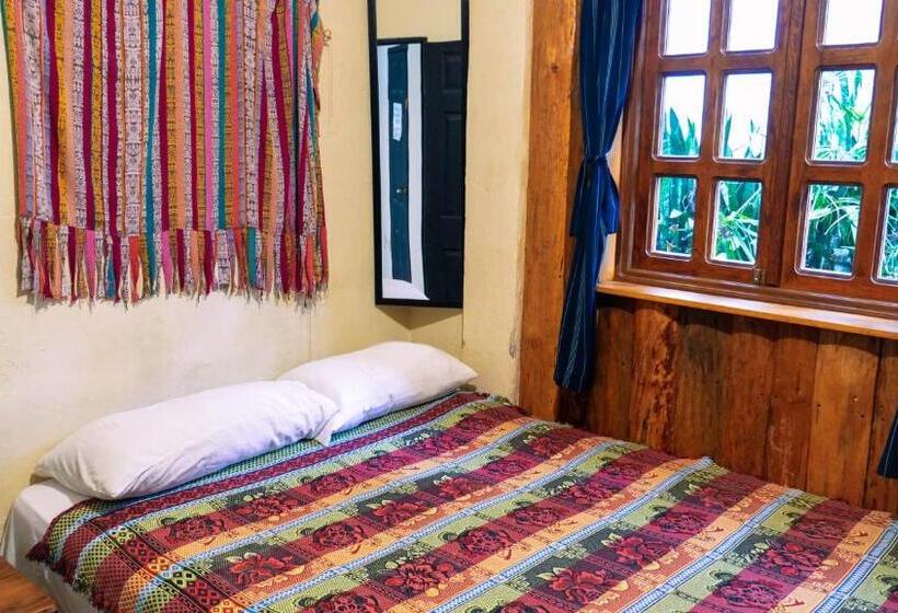 اتاق استاندارد چهارنفره با سرویس بهداشتی مشترک, Ati Hostel & Beach Club