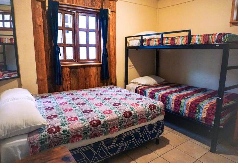 اتاق استاندارد چهارنفره با سرویس بهداشتی مشترک, Ati Hostel & Beach Club