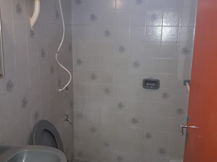 اتاق خانوادگی, Nueva Alborada Lodging House