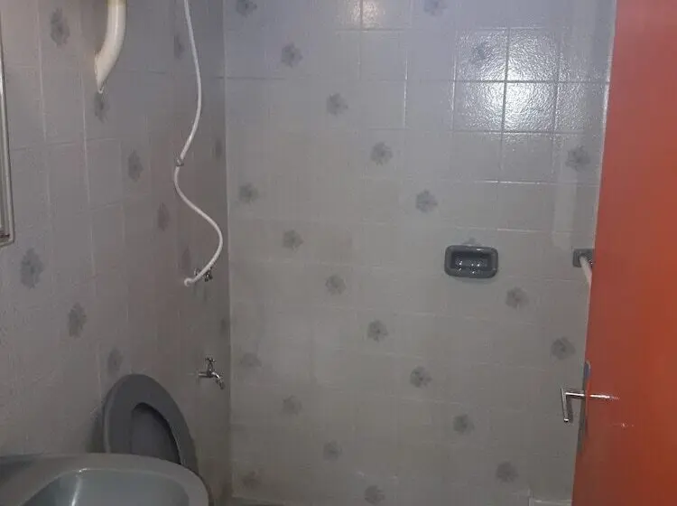 اتاق خانوادگی, Nueva Alborada Lodging House