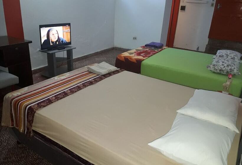 اتاق خانوادگی, Nueva Alborada Lodging House