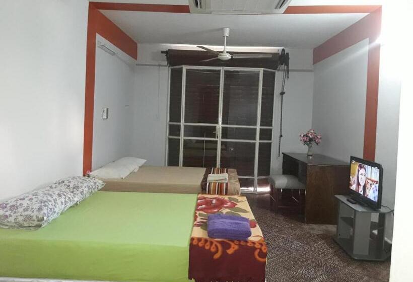 اتاق خانوادگی, Nueva Alborada Lodging House