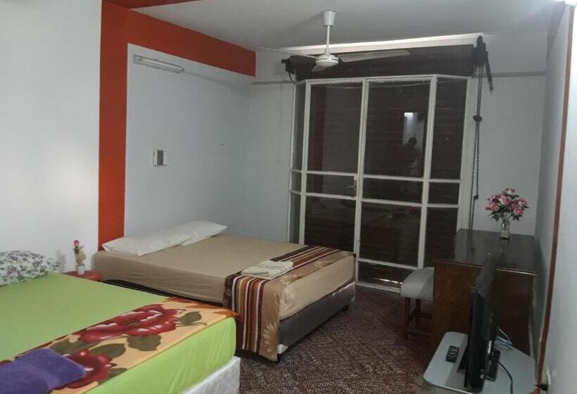 اتاق خانوادگی, Nueva Alborada Lodging House