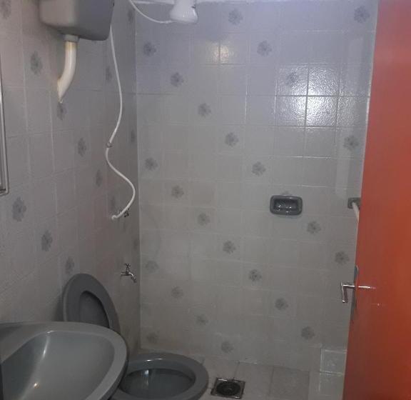 اتاق خانوادگی, Nueva Alborada Lodging House