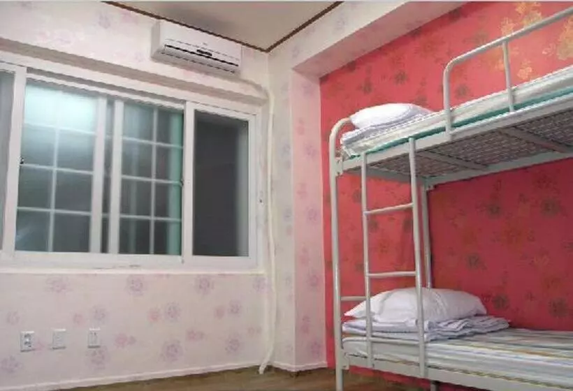 اتاق خانوادگی, Hwaseong Guesthouse
