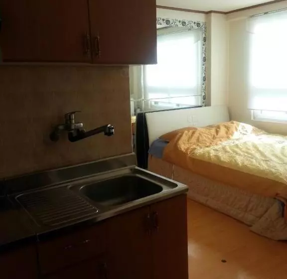 اتاق استاندارد یک نفره, Hwaseong Guesthouse