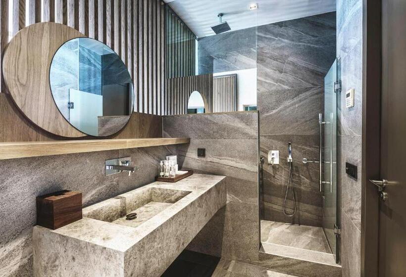 غرفة ديلوكس مطلّة علي البحر مزوَّدة بشُرفة, Cape Bodrum Luxury Hotel & Beach