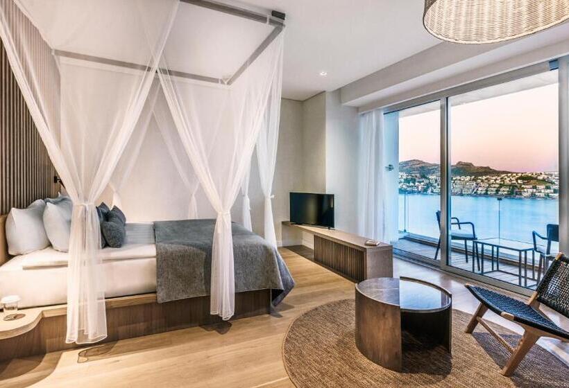 غرفة ديلوكس مطلّة علي البحر مزوَّدة بشُرفة, Cape Bodrum Luxury Hotel & Beach