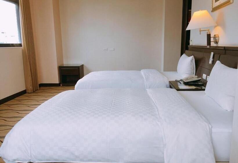 スタンダードルーム, Chong Yu