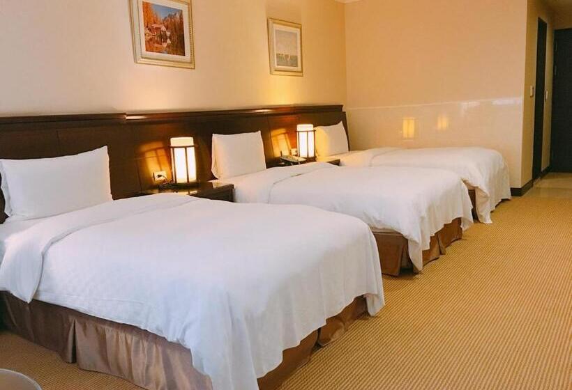 スタンダードトリプルルーム, Chong Yu