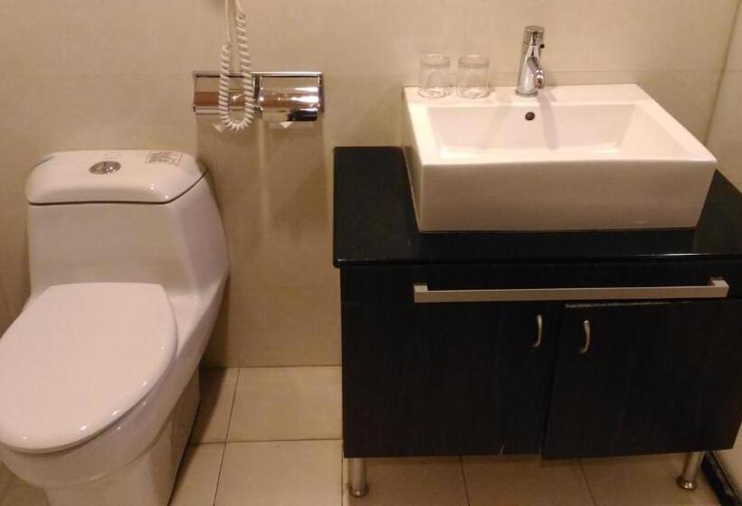 スタンダードトリプルルーム, Chong Yu