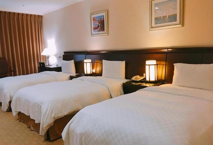 スタンダードトリプルルーム, Chong Yu