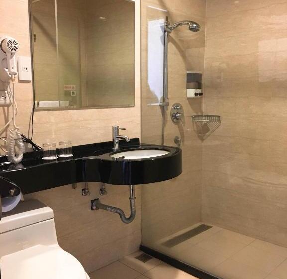 トリプルクラシックルーム, Chong Yu