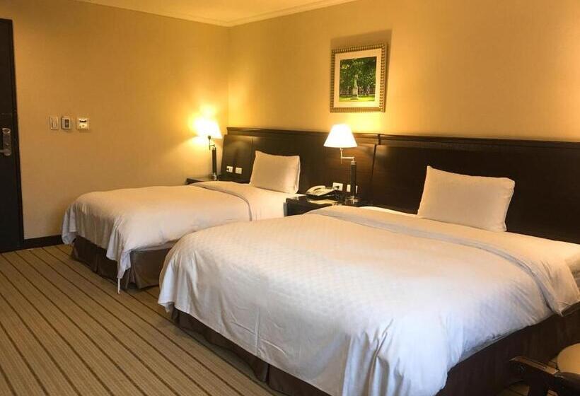 トリプルクラシックルーム, Chong Yu