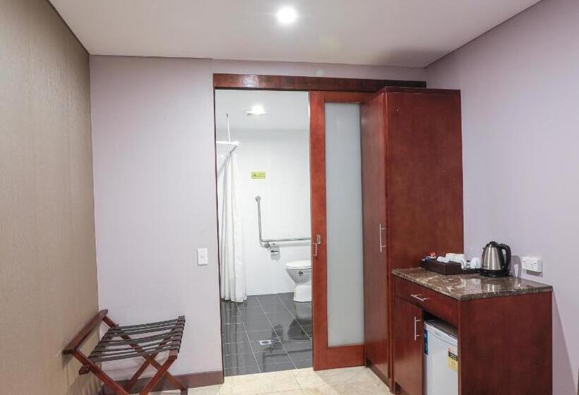 اتاق اجرایی با تخت بزرگ, Megaboom City