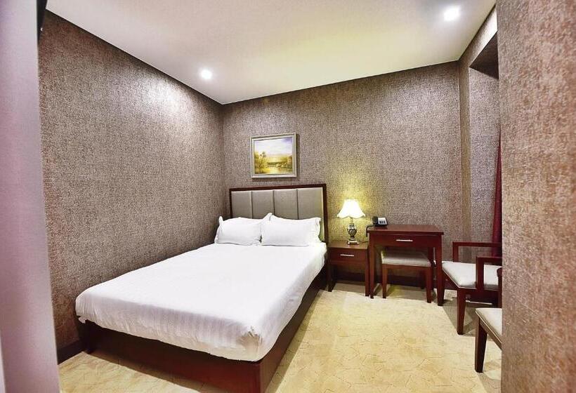 اتاق اجرایی با تخت بزرگ, Megaboom City