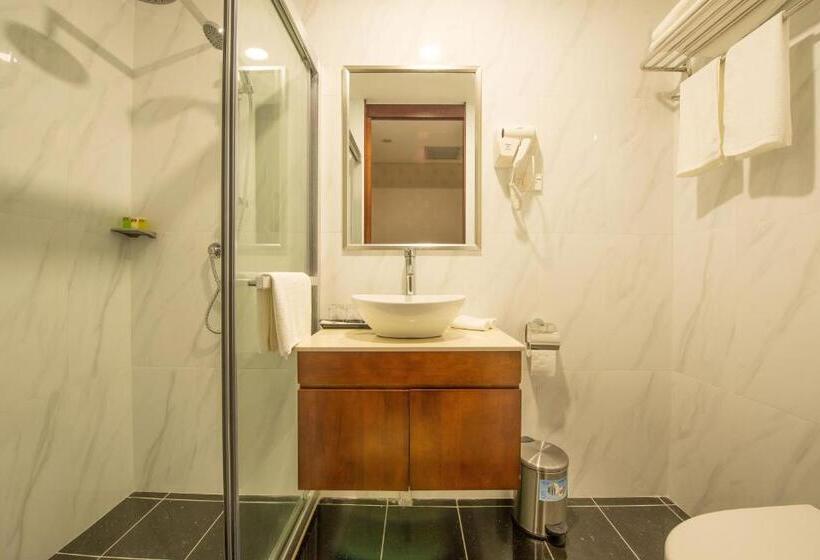 اتاق لوکس با تخت بزرگ, Megaboom City