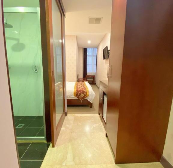 اتاق اکونومی, Megaboom City