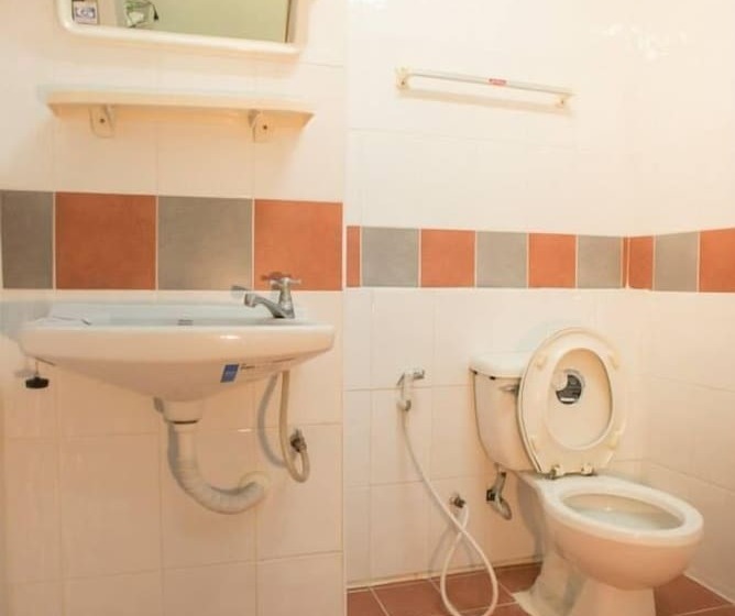 חדר סטנדרט לשלושה, The Grand Rewadee