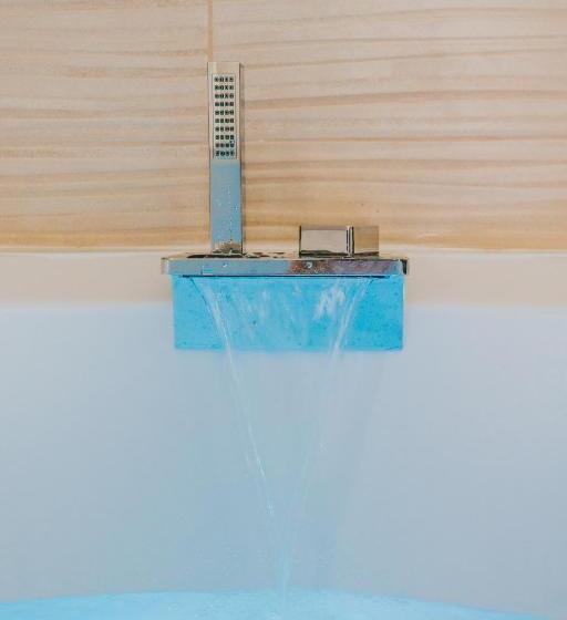 اتاق لوکس با وان آب گرم, B&b Nuovo Reale Centro Storico