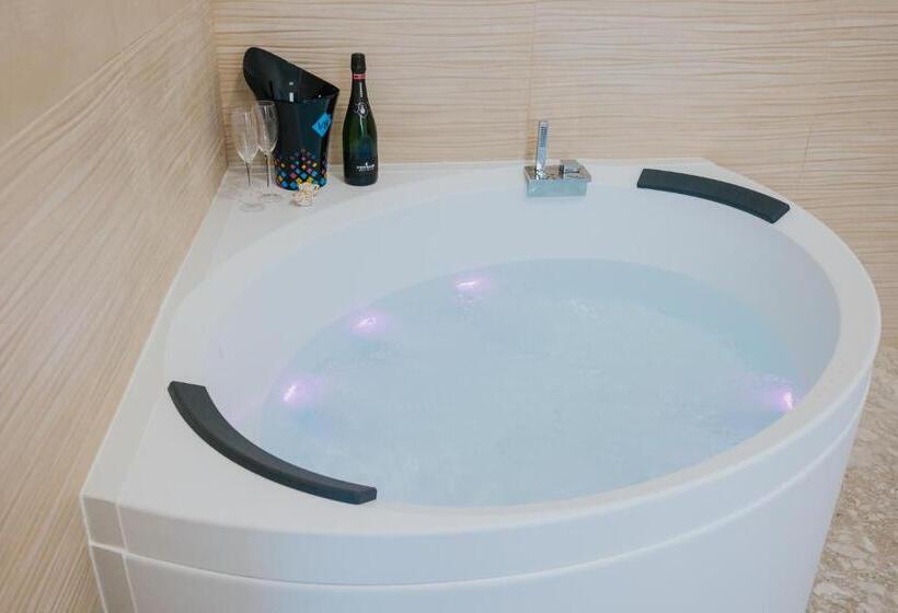 اتاق لوکس با وان آب گرم, B&b Nuovo Reale Centro Storico