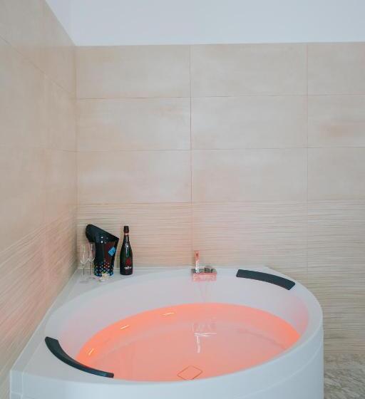 اتاق لوکس با وان آب گرم, B&b Nuovo Reale Centro Storico
