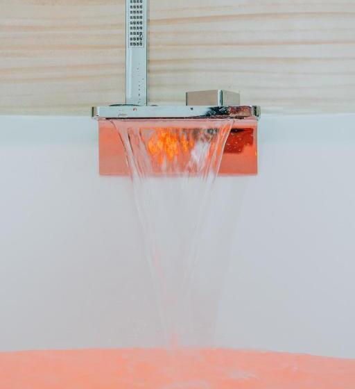 اتاق لوکس با وان آب گرم, B&b Nuovo Reale Centro Storico