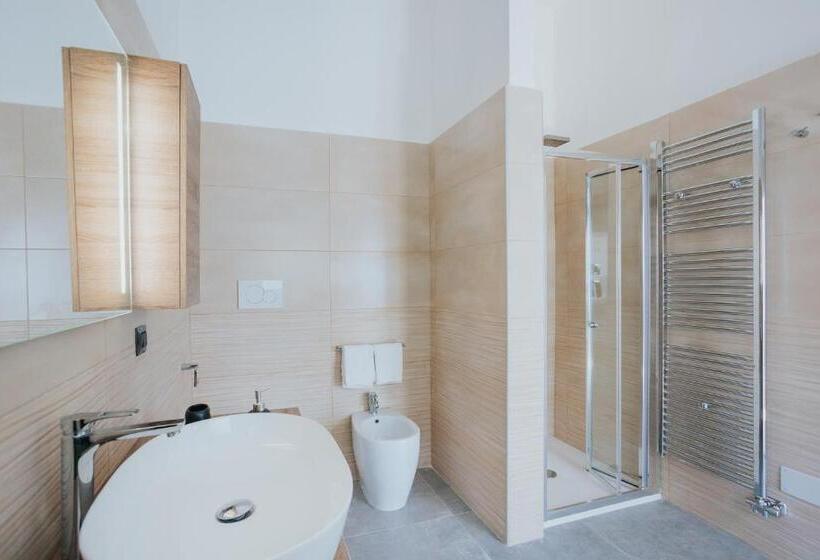 اتاق لوکس با وان آب گرم, B&b Nuovo Reale Centro Storico