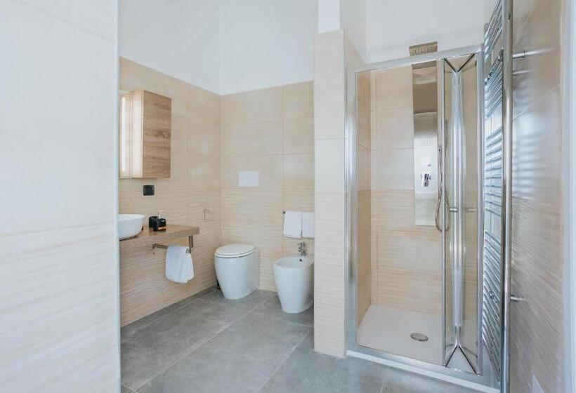 اتاق لوکس با وان آب گرم, B&b Nuovo Reale Centro Storico