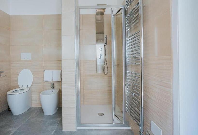 اتاق لوکس با وان آب گرم, B&b Nuovo Reale   Centro Storico