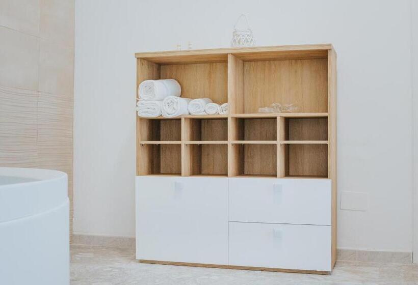 اتاق لوکس با وان آب گرم, B&b Nuovo Reale   Centro Storico