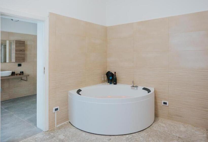 اتاق لوکس با وان آب گرم, B&b Nuovo Reale Centro Storico