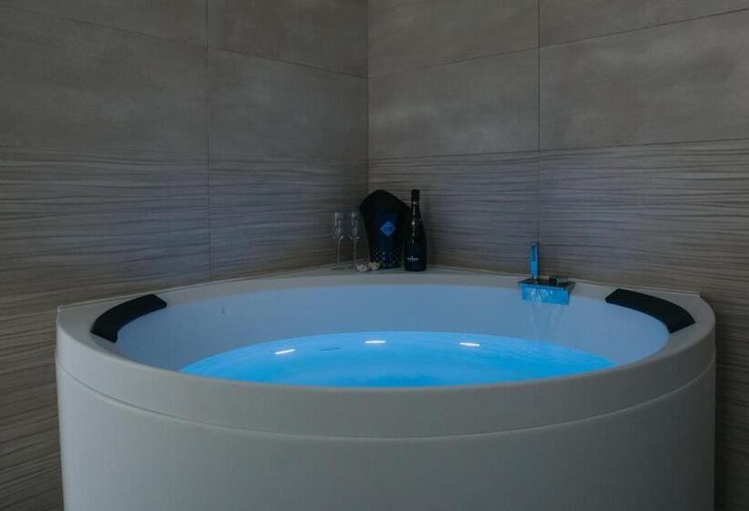 اتاق لوکس با وان آب گرم, B&b Nuovo Reale Centro Storico