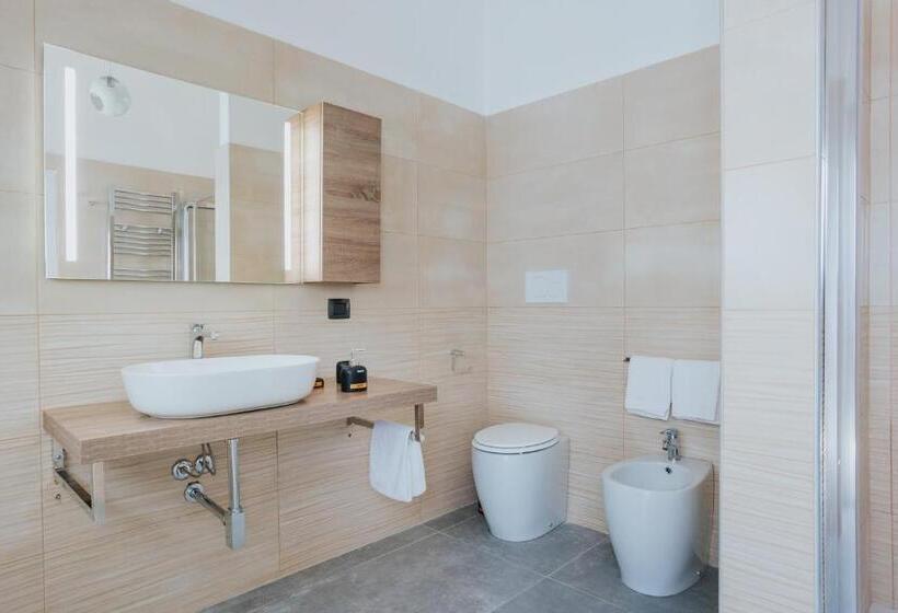 اتاق لوکس با وان آب گرم, B&b Nuovo Reale   Centro Storico