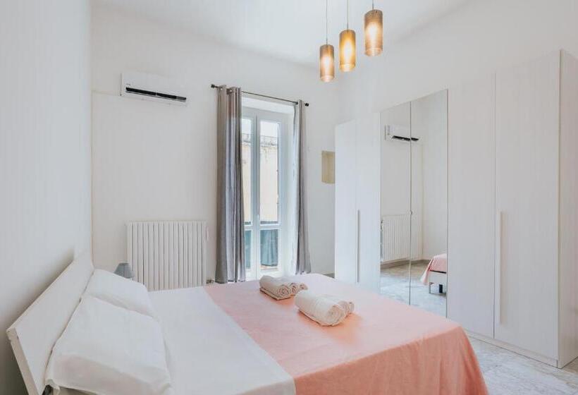 اتاق لوکس با وان آب گرم, B&b Nuovo Reale   Centro Storico