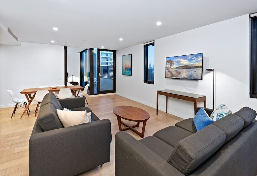 דירת משפחה, District South Yarra