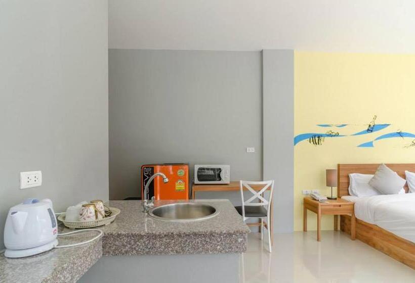 اتاق لوکس با چشم‌انداز استخر, Ao Nang Miti Resort