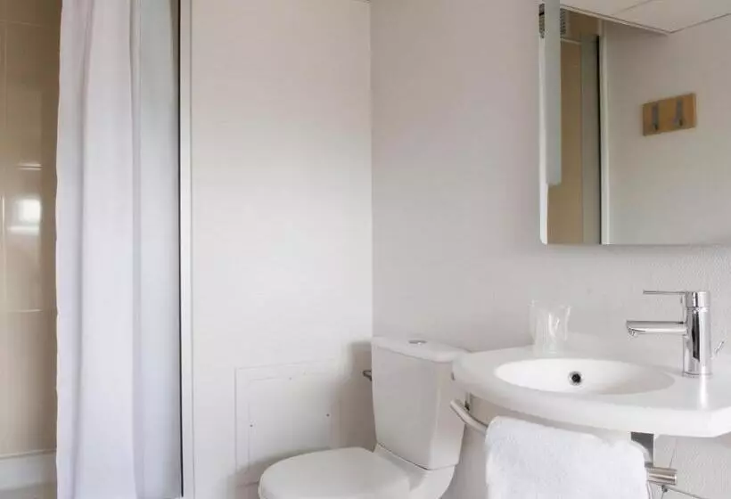 Classic Kolmen Hengen Huone, B&b Hotel Saint Quentin