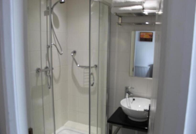 חדר סטנדרט לשלושה, Four Saints Brig Y Don